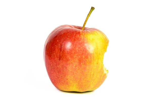 白い背景のかまの赤いリンゴ — ストック写真
