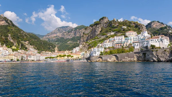 Vista panorámica de la ciudad de Amalfi en Italia — Foto de Stock
