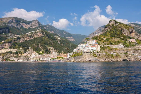 Vista de la ciudad de Amalfi desde el mar — Foto de Stock