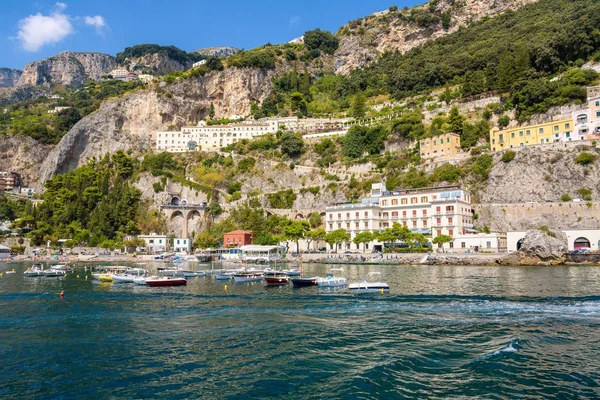 Barche ormeggiate sulla costa scogliera di Amalfi — Foto Stock