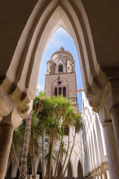 De bell toren van de kathedraal van de Amalfi — Stockfoto