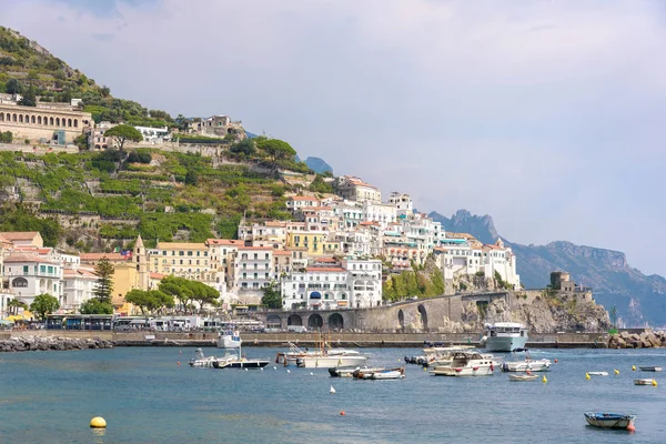 Barche nel porto di Amalfi — Foto Stock