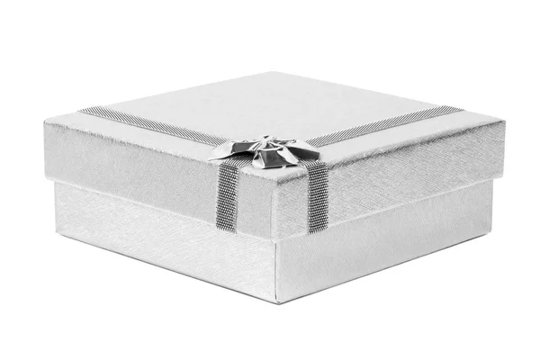 Серебряная коробка подарка на белом фоне — стоковое фото
