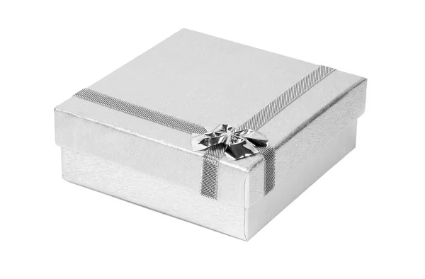 Caja de regalo decorativa de plata aislada sobre fondo blanco — Foto de Stock