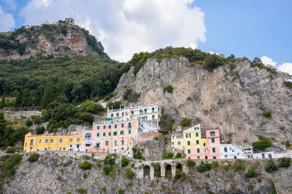 Budynki na klifie na wybrzeżu Amalfi — Zdjęcie stockowe