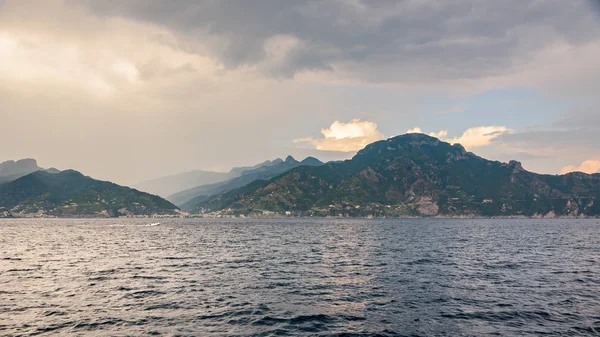 Vista panorámica de la costa de Amalfi al atardecer — Foto de Stock