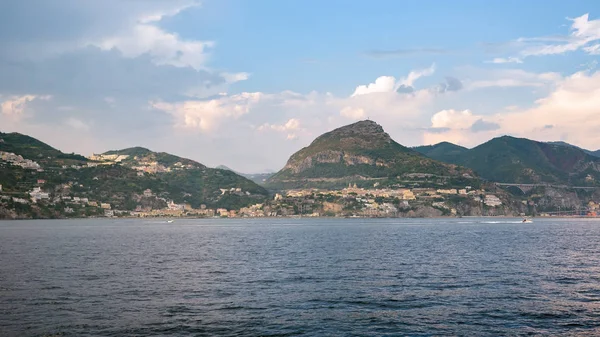 Vietri Sul Mare ciudad en la costa de Amalfi al atardecer — Foto de Stock