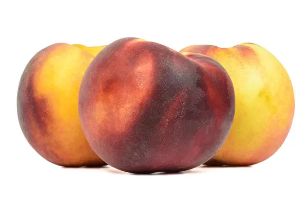 Reife Pfirsiche auf weißem Hintergrund — Stockfoto