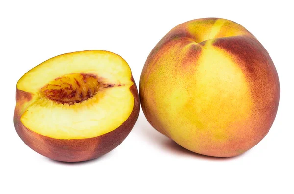 Reife Pfirsiche auf weißem Hintergrund — Stockfoto