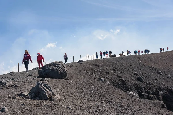 As pessoas andam ao redor da cratera Moun Etna — Fotografia de Stock