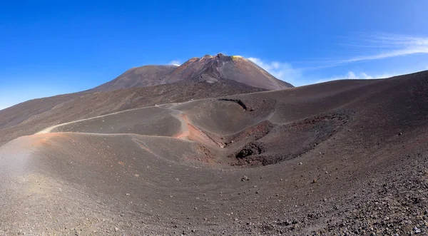 Panoramablick auf den Ätna-Krater, der durch den Ausbruch 2002 entstanden ist — Stockfoto