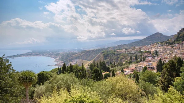 Панорамный вид Таормины на Сицилию — стоковое фото