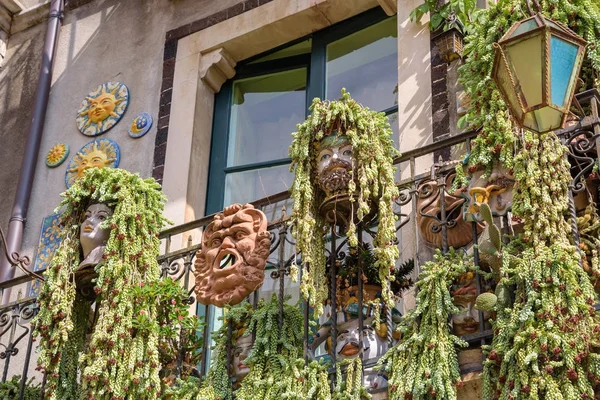 Karakteristiska balkong dekorationer i Taormina — Stockfoto