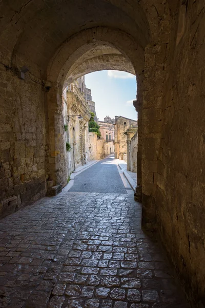 Gate på gatan Via Duomo i Matera — Stockfoto