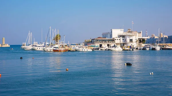 Panorámás kilátás nyílik Bari kikötője — Stock Fotó