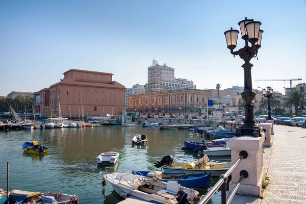 Boote im Hafen von bari — Stockfoto