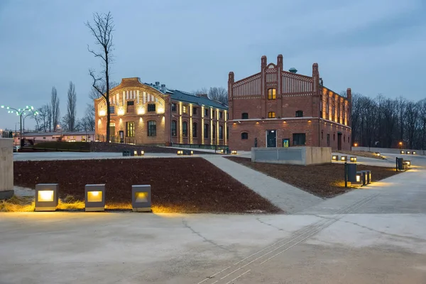 Edifícios do Museu Silesiano, antiga mina de carvão Katowice ao entardecer — Fotografia de Stock