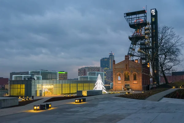 Gebäude des Schlesischen Museums, ehemalige Zeche Katowice in der Abenddämmerung — Stockfoto