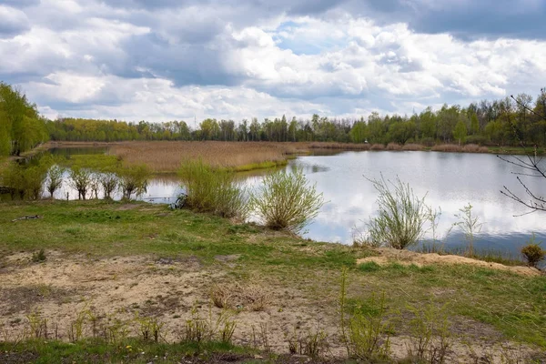 Borki 湖在 Sosnowiec 和卡托维兹城市之间的边界 — 图库照片