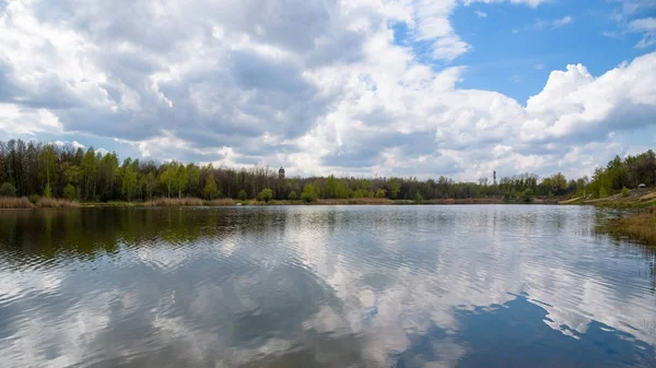 Borki 湖在 Sosnowiec 和卡托维兹城市之间的边界 — 图库照片