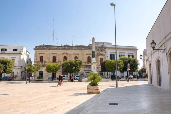 Piazza del Popolo in Alberobello stad — Stockfoto