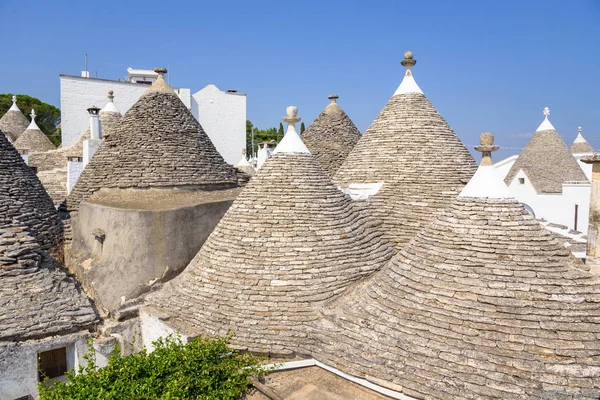 阿尔贝罗贝洛 trullis 的锥形屋顶 — 图库照片