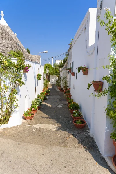 Smal straatje in Alberobello stad — Stockfoto