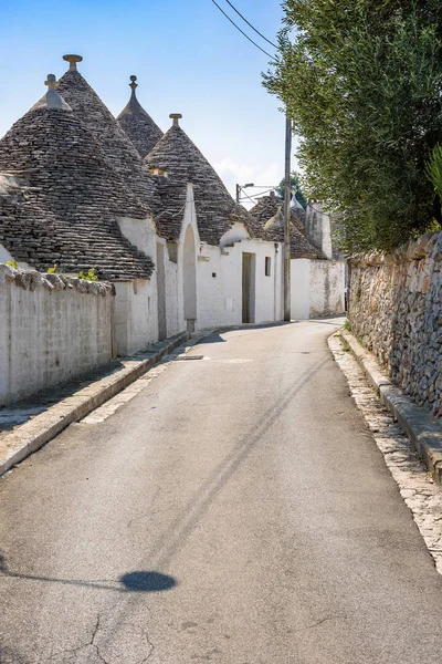 Narrow street in Alberobello town — Stock Photo, Image