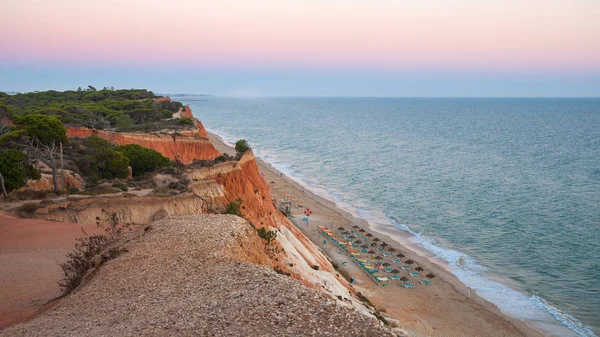 Falesia uçurum gün batımında görülen Beach — Stok fotoğraf