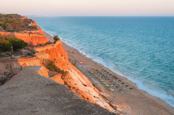 Пляж Фалби, видимый со скалы на закате — стоковое фото
