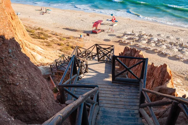 Drewniane schody na plażę Falesia w Portugalii — Zdjęcie stockowe