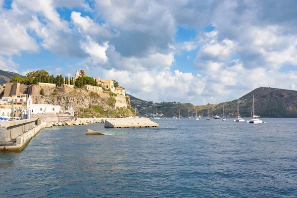 Рок замку на острові Lipari — стокове фото