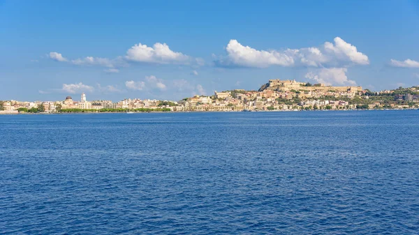 Панорамный вид на город Милаццо с моря — стоковое фото