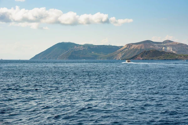 Isla Vulcano vista desde el mar — Foto de Stock