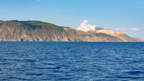 Isla Vulcano vista desde el mar — Foto de Stock