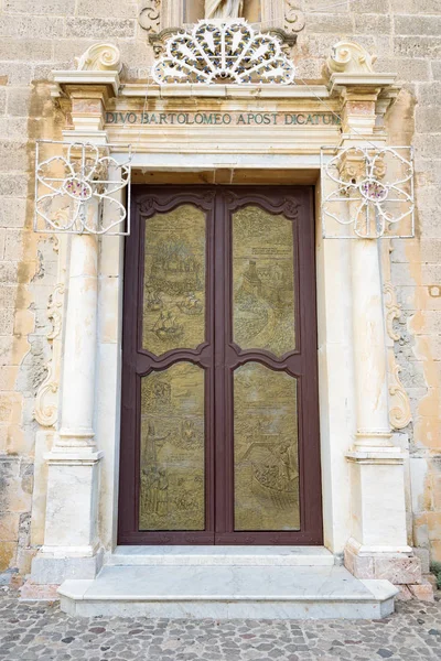 Bronze door to the Basilica San Bartolomeo in Lipari — Stock Photo, Image