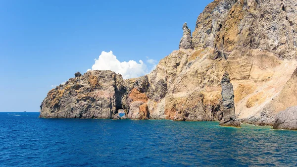 Vue panoramique des formations rocheuses de l'île Lipari — Photo