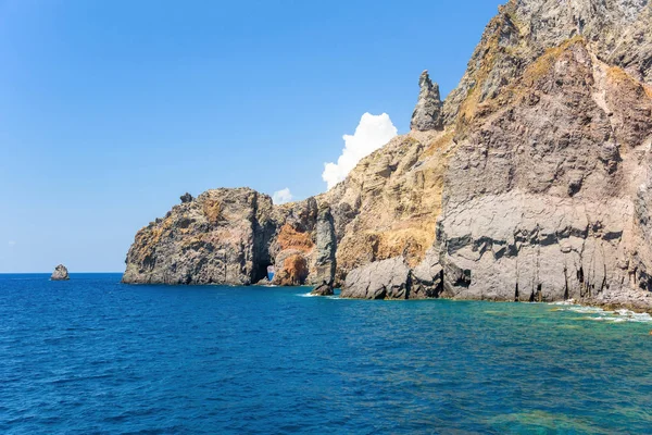 Formações rochosas na costa da ilha de Lipari — Fotografia de Stock