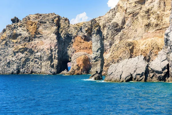 Formações rochosas na costa da ilha de Lipari — Fotografia de Stock