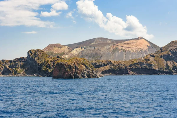 Остров Окано, видимый с моря — стоковое фото