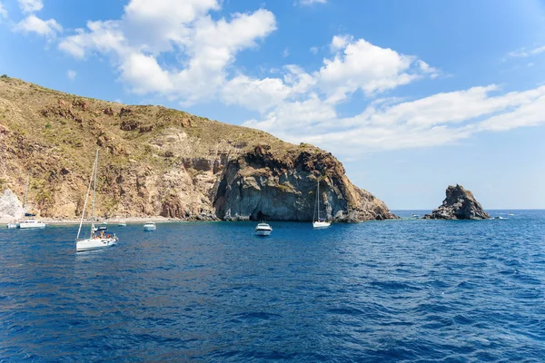 Yachts sur la côte rocheuse de l'île de Lipari — Photo