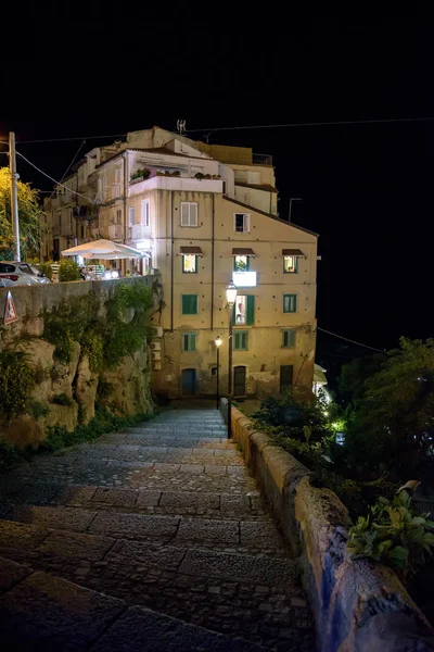 Будинки на скелі в місті Tropea — стокове фото