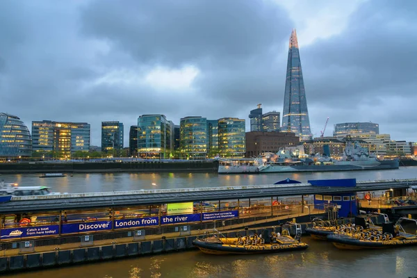 Tower Millennium Pier und Londoner Skyline in der Abenddämmerung — Stockfoto