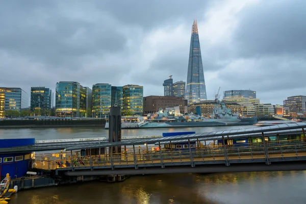 Wieża panoramę tysiąclecia molo i Londyn o zmierzchu — Zdjęcie stockowe