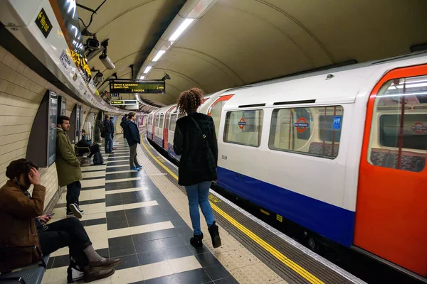 Londra'da Waterloo metro istasyonu — Stok fotoğraf