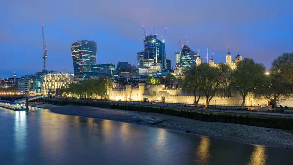 Panoramę Londynu w pochmurną noc — Zdjęcie stockowe