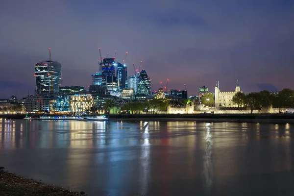 Londons silhuett på grumliga natt — Stockfoto