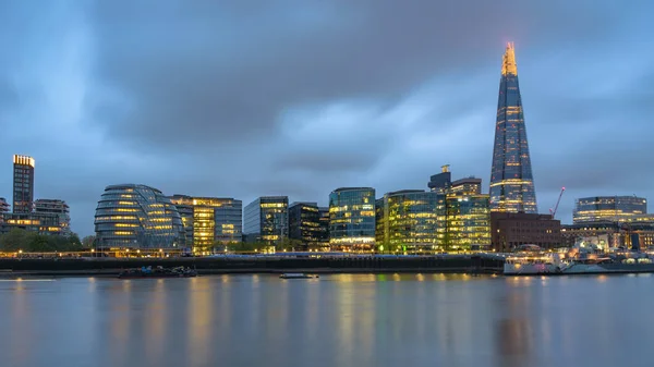 Londons silhuett i skymningen en mulen dag — Stockfoto