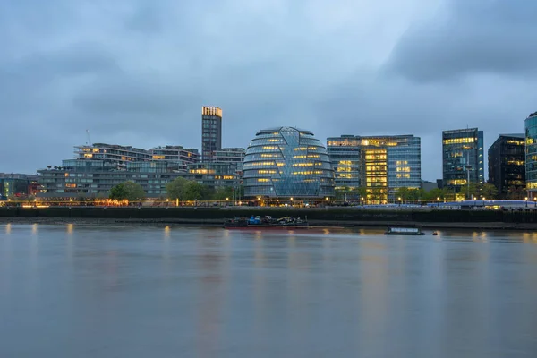 Londons Skyline bei Einbruch der Dunkelheit an einem bewölkten Tag — Stockfoto