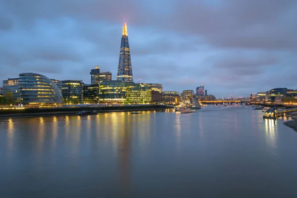 River Thames in London bei Einbruch der Dämmerung — Stockfoto